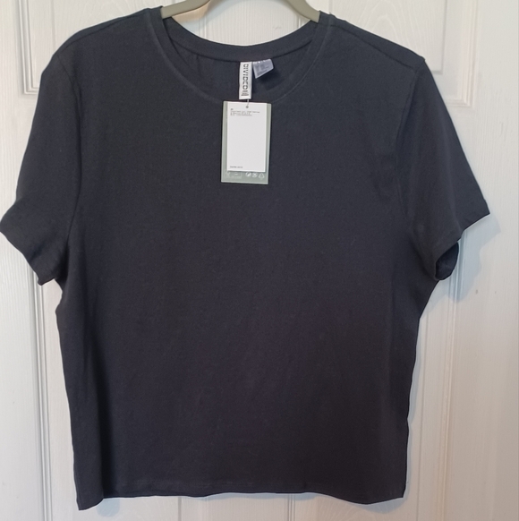 Divided Tops - Divided tee, size XXL.